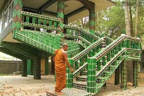 arquitectitis_templo budista con botellas 05